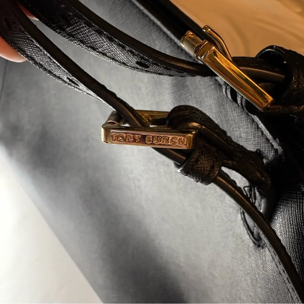 ❌SOLD!❌ $320 Tory Burch York Tote Black Saffiano Leather size Large EUC - Picture 10 of 17